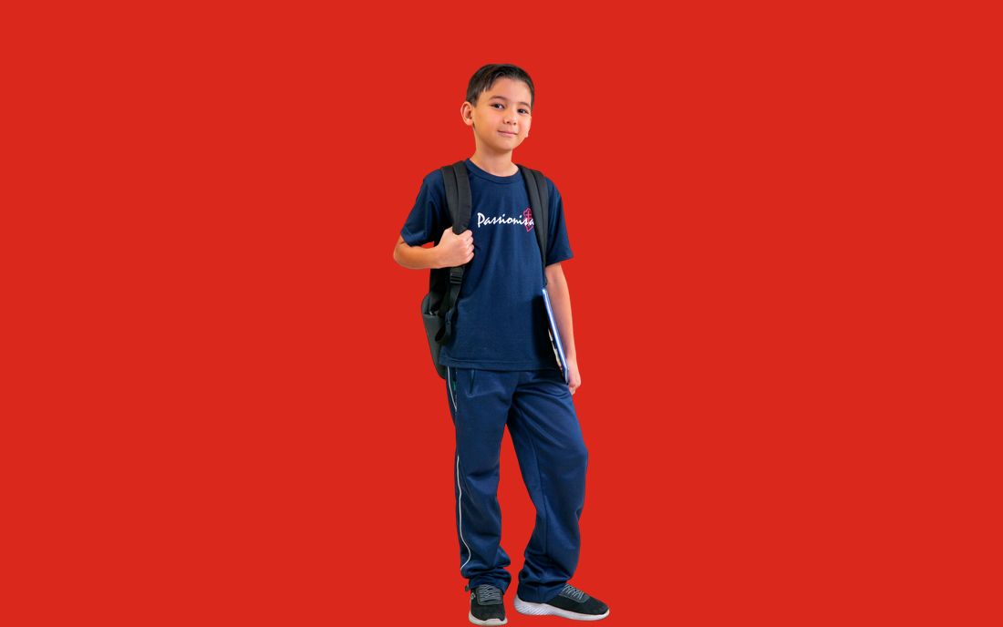 Aluno do Passionista Rosário com mochila, sobre fundo vermelho da campanha