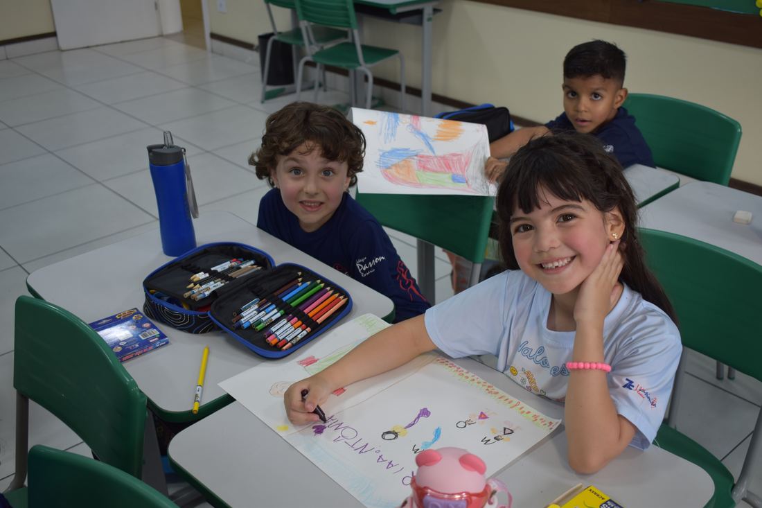 Educadora acompanhando aluna sorridente em sala de aula