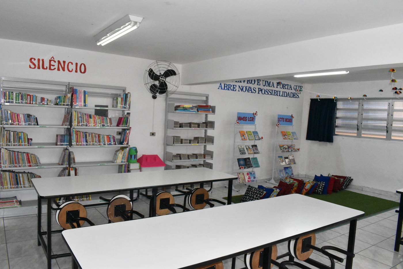 Biblioteca do colégio com mesas de estudo