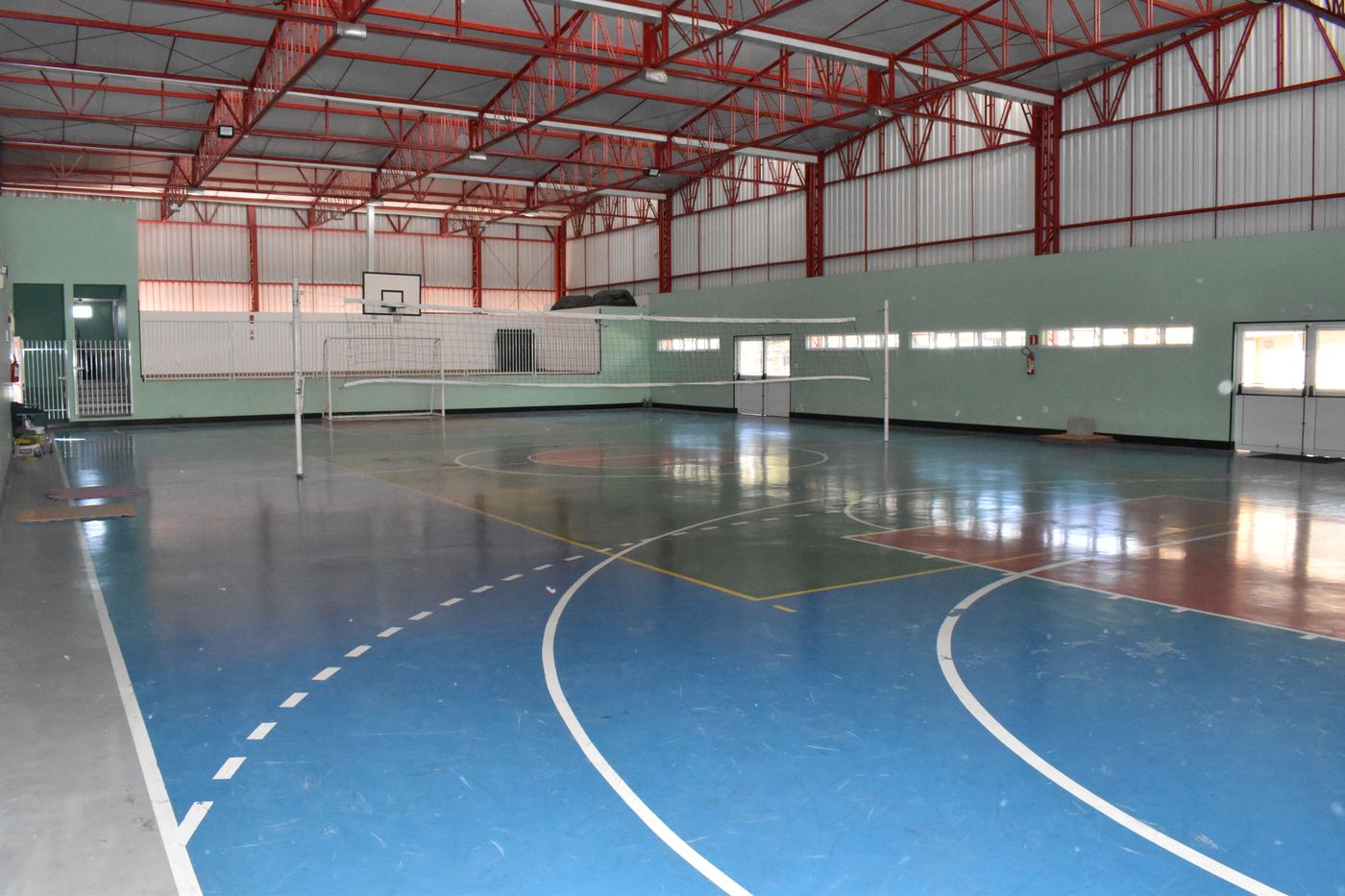 Ginásio poliesportivo com quadra nova
